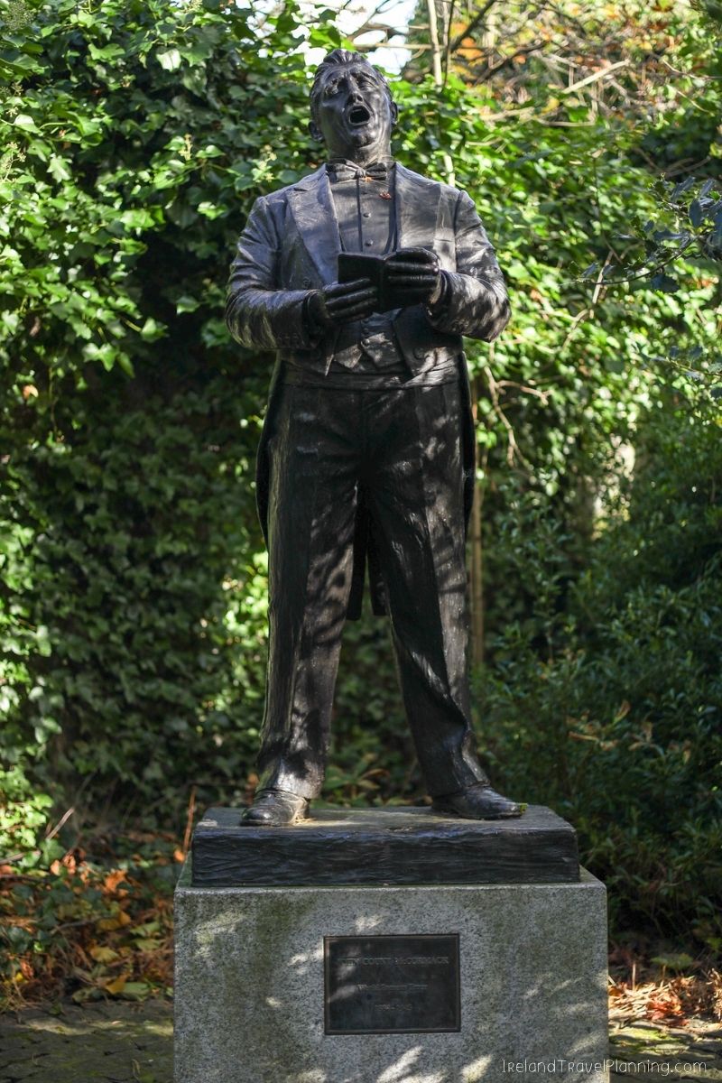 Statue of a man singing in Dublin, a free attraction