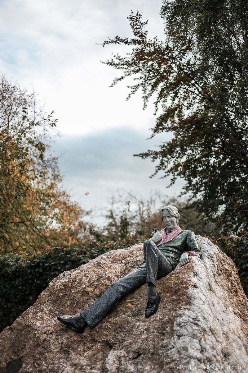 Statue of Oscar Wilde relaxing on a rock in Merrion Square, Dublin