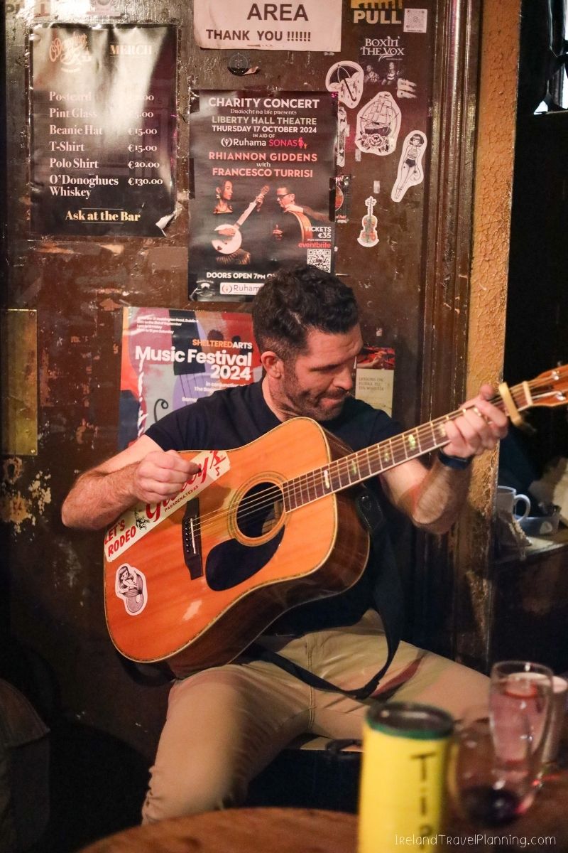 Man playing guitar at a Dublin bar, a free thing to do