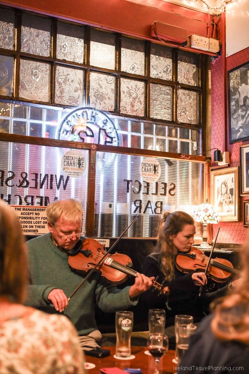 Musicians playing violins in a Dublin pub, a free thing to do.