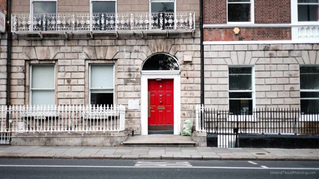 Red door at 25 Merrion Square, Dublin. Free things to do in Dublin.