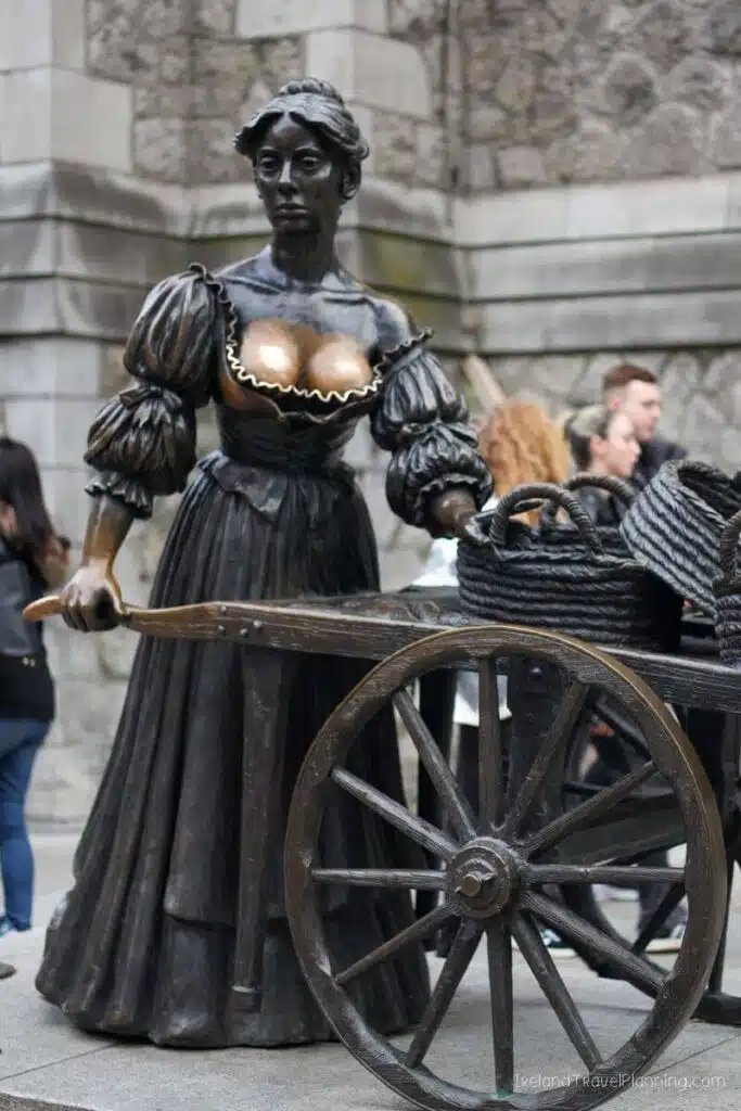 Molly Malone statue in Dublin, a free thing to do in Dublin. Bronze figure with cart and baskets.