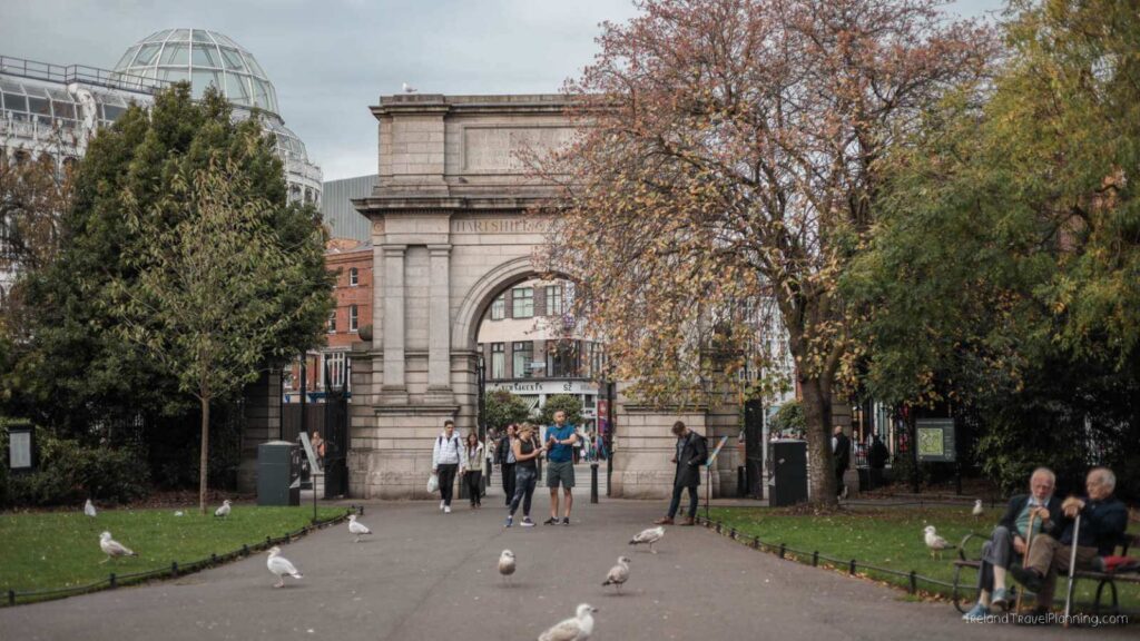People entering St. Stephen's Green park, a free thing to do in Dublin.