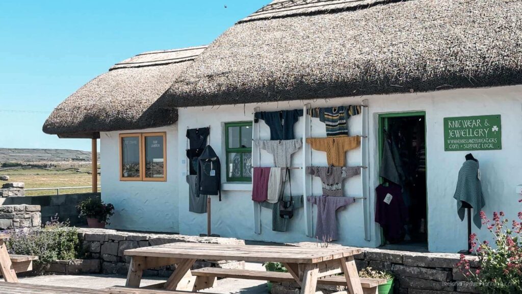Inis Mór: Thatched-roof shop selling knitwear and jewelry on Aran Island.