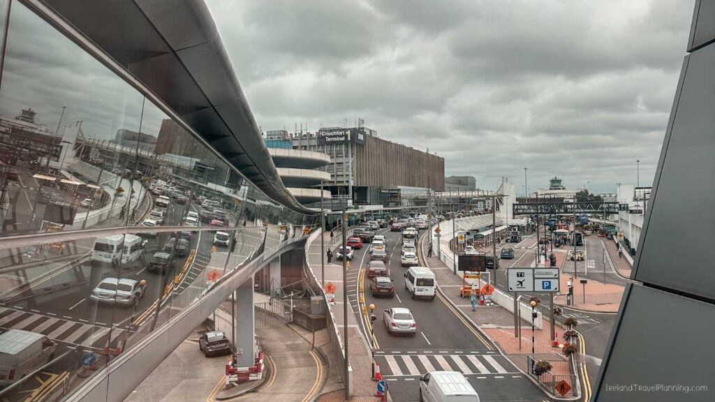 Busy traffic outside Dublin Airport Terminal 1 on a cloudy day