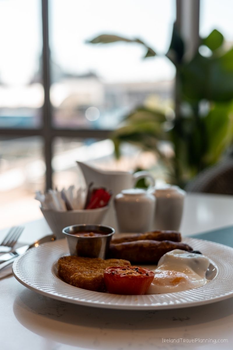 Full Irish breakfast with sausages, eggs, beans, and hash brown