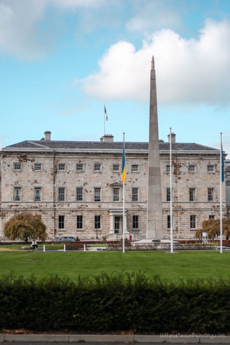 Kildare Street entrance of Leinster House, Dublin, with the National Monument.